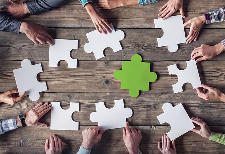 Equipo de Saber 11 colaborando en una oficina